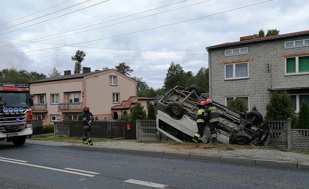 Dachowanie busa w miejscowości Nierada