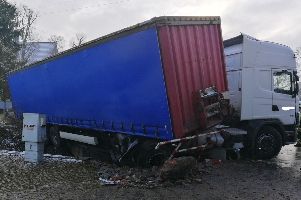 Wypadek samochodu ciężarowego w miejscowości Truskolasy - powiat kłobucki