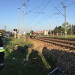Galerie - 2018 r. - Wypadek: Samochód osobowy wjechał pod pociąg