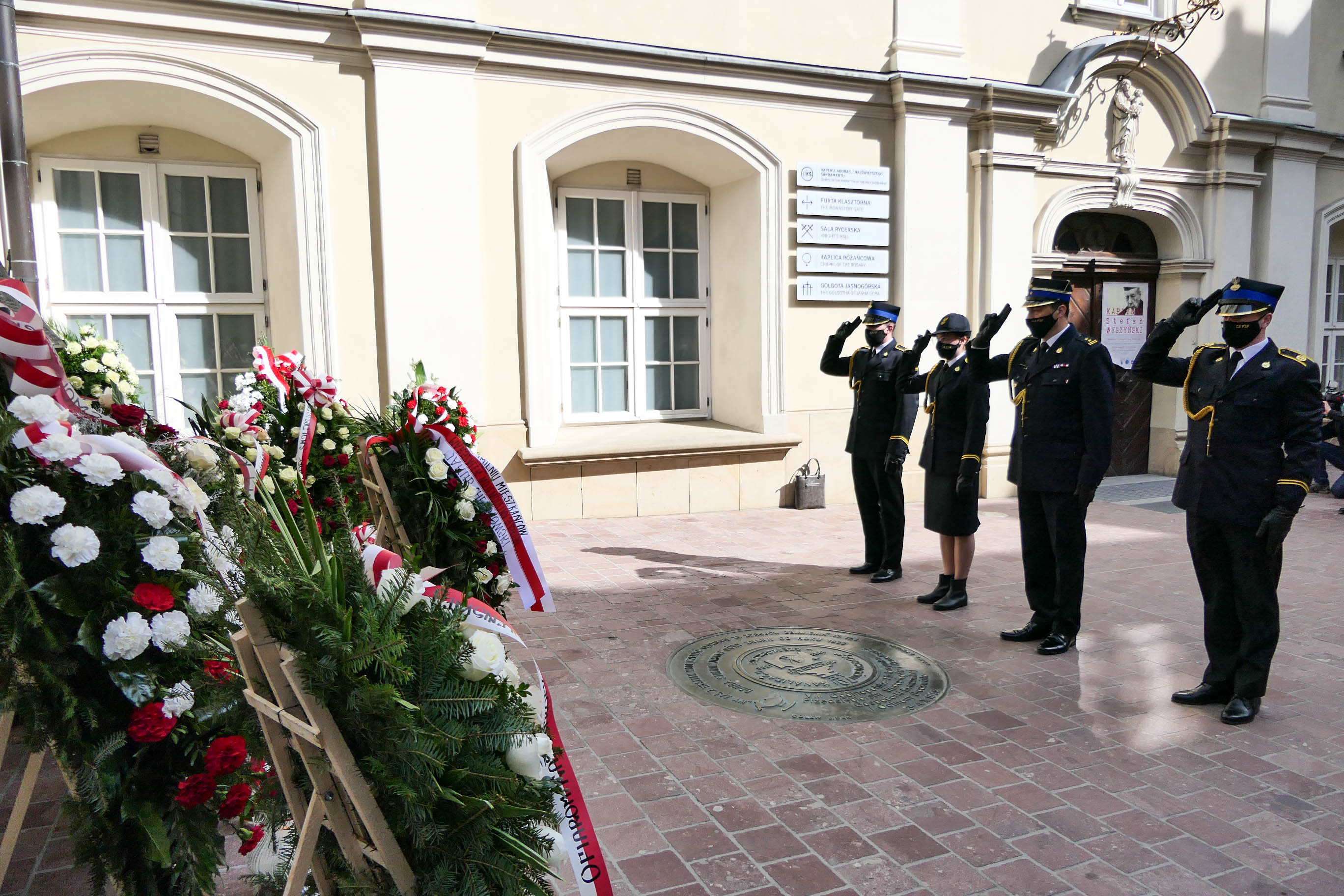 Pamięć o ofiarach katastrofy pod Smoleńskiem. Udział delegacji Centralnej Szkoły PSP w uroczystościach.