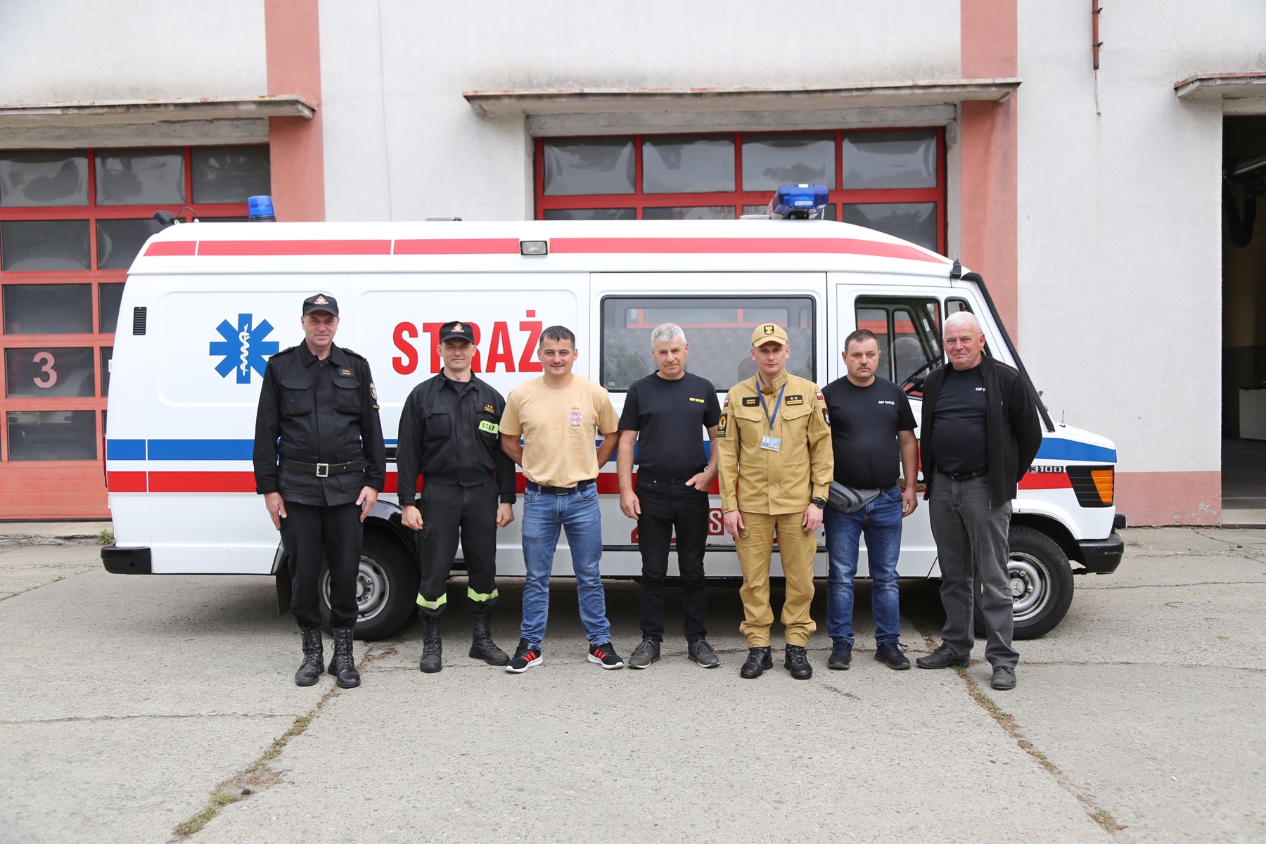 Przekazanie samochodu specjalnego ambulansu medycznego z Centralnej Szkoły PSP w Częstochowie do Ochotniczej Straży Pożarnej w Ostojach