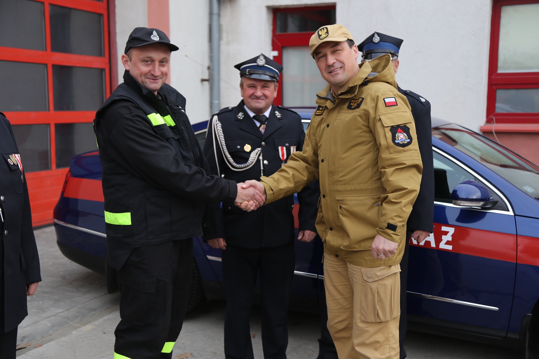 Przekazanie lekkiego samochodu operacyjnego z Centralnej Szkoły PSP w Częstochowie do Ochotniczej Straży Pożarnej w Trzebniowie