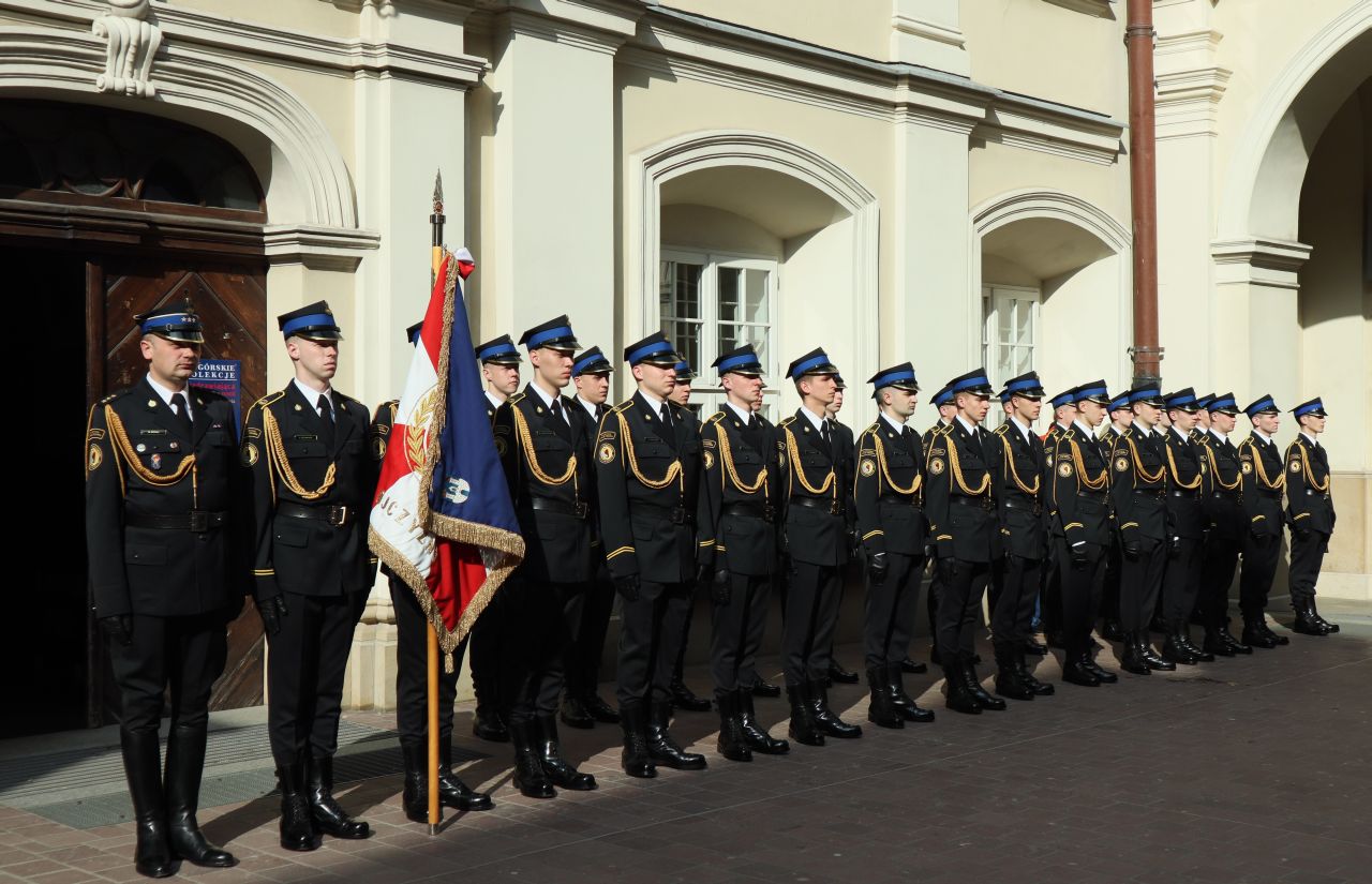 Pamięć o ofiarach katastrofy pod Smoleńskiem i zamordowanych w Katyniu. Udział kompanii honorowej Centralnej Szkoły PSP w Częstochowie